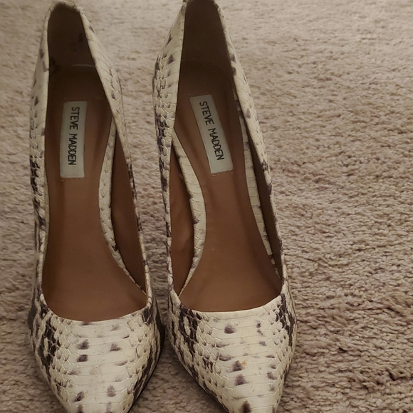 Steve Madden Shoes - Steve madden proto snake embossed pump